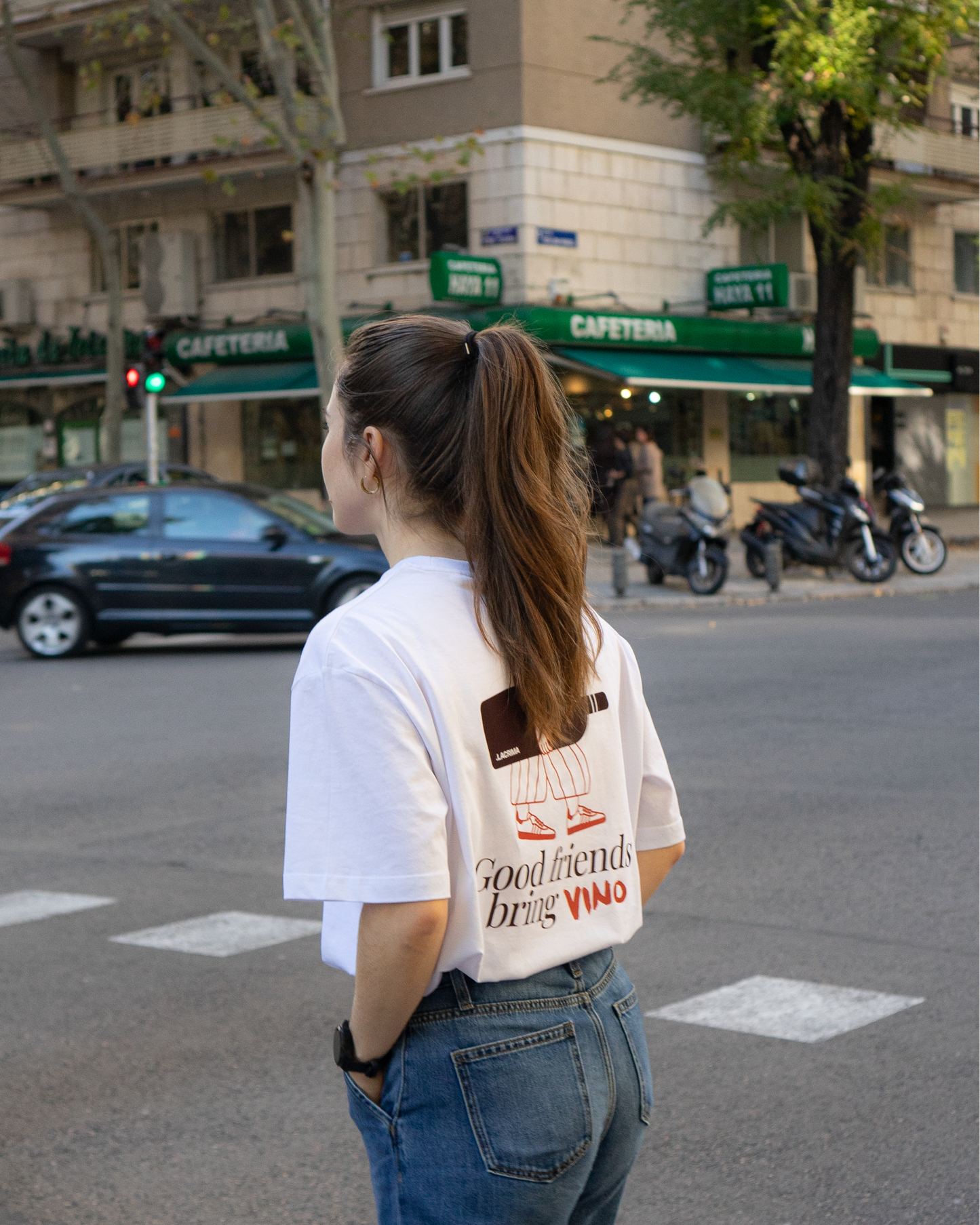 Camiseta Lacrima – Good friends bring VINO